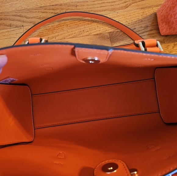 Micheal Kors orange bag set - Picture 3 of 4